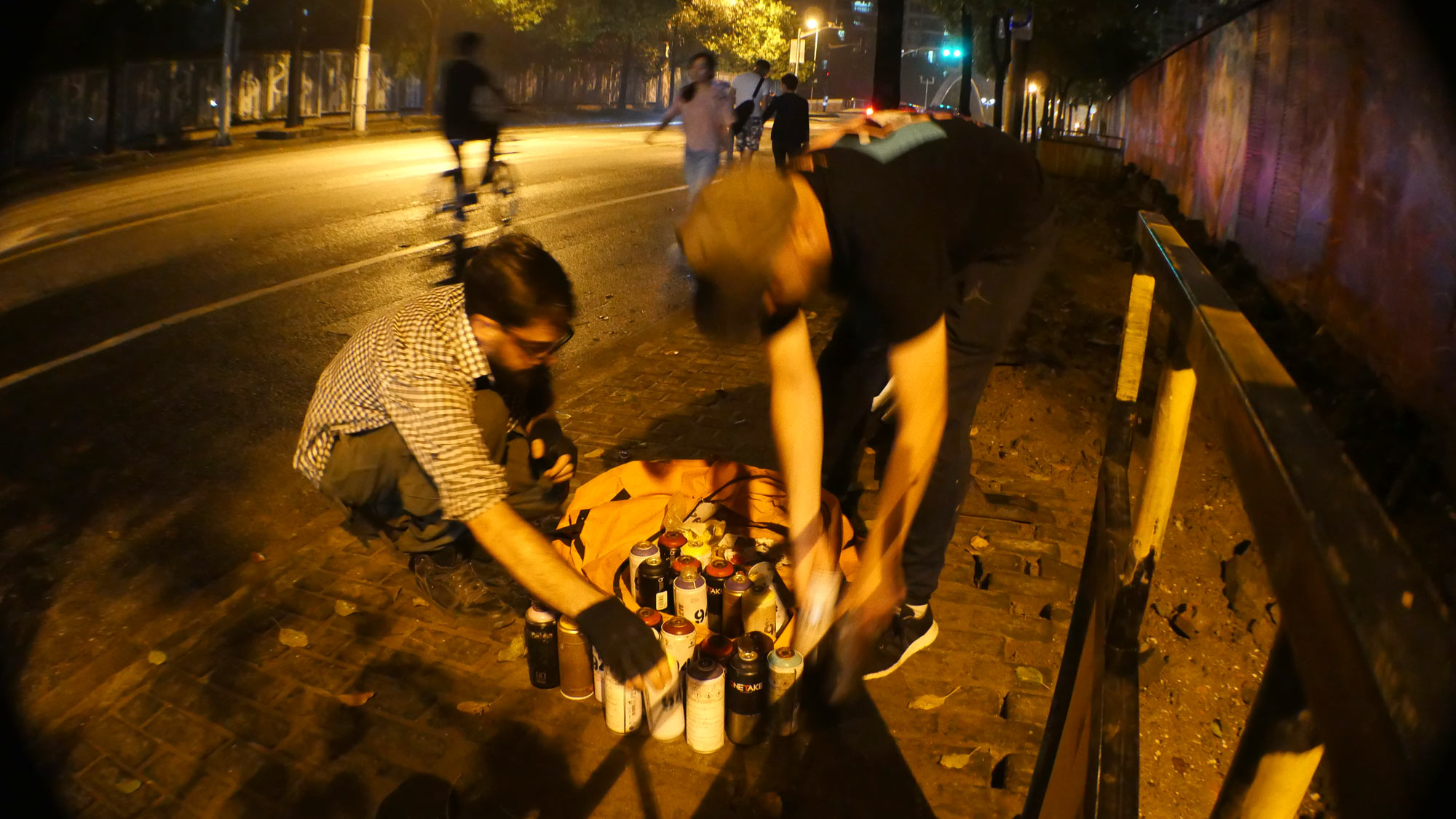 alex kanos and dezio are looking for spraycan to paint a wall at night