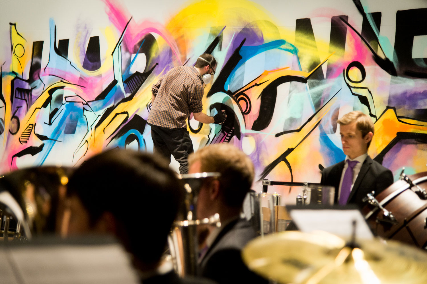 alex kanos painting during a concert of harmonic orchestra