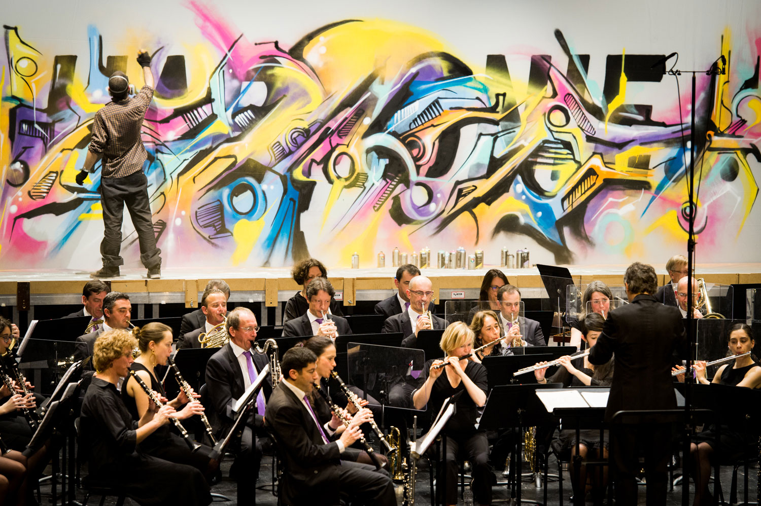 alex kanos painting during a concert of harmonic orchestra