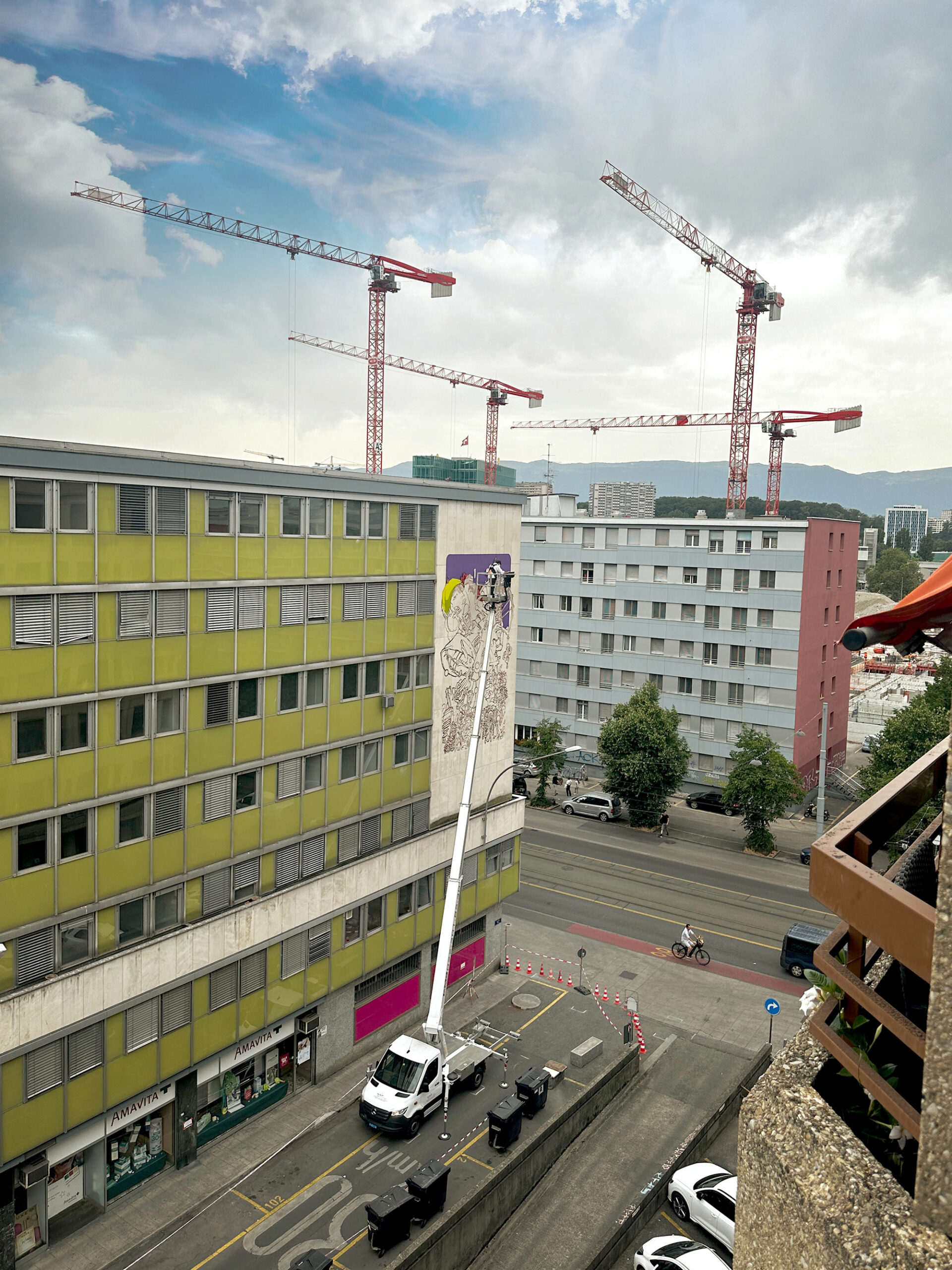 Alex Kanos is painting a mural in Geneva