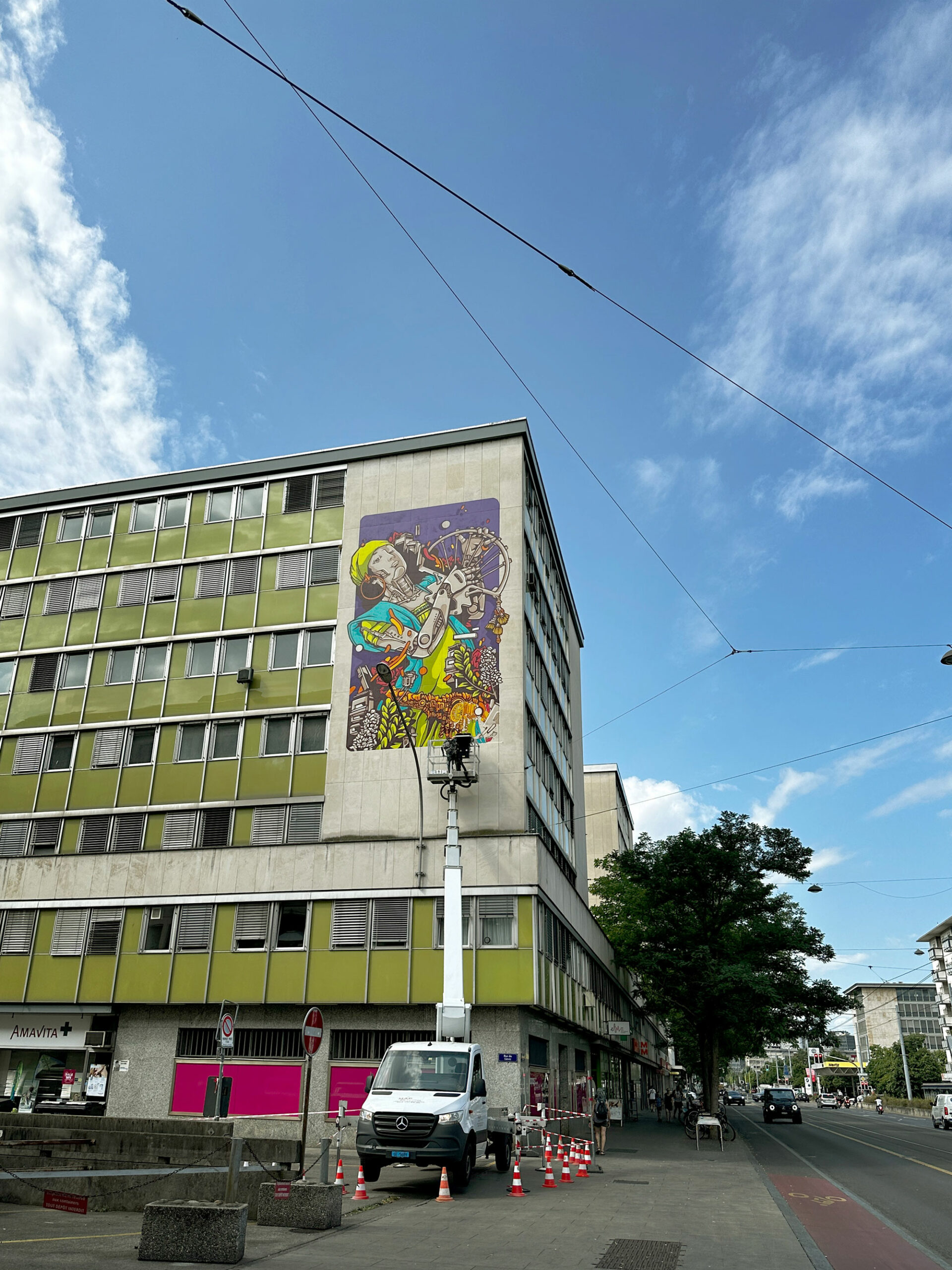 Alex Kanos is painting a mural in Geneva